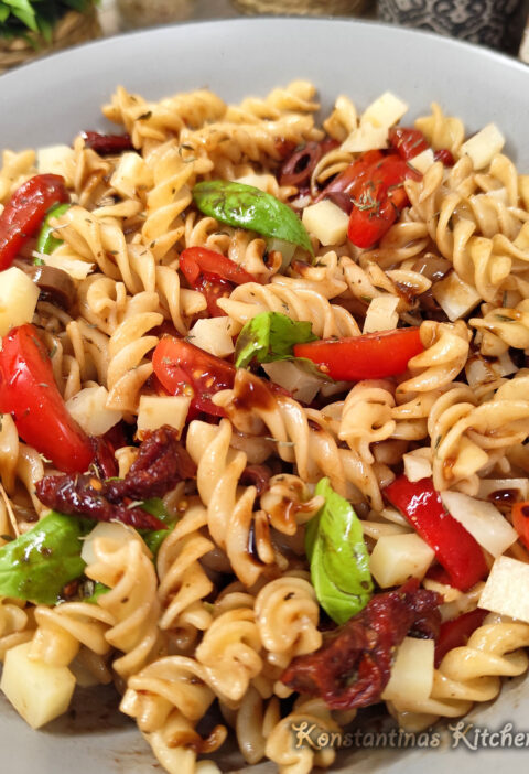 konstantinas-kitchen-droseri-makaronosalata-me-graviera-kai-liasti-ntomata
