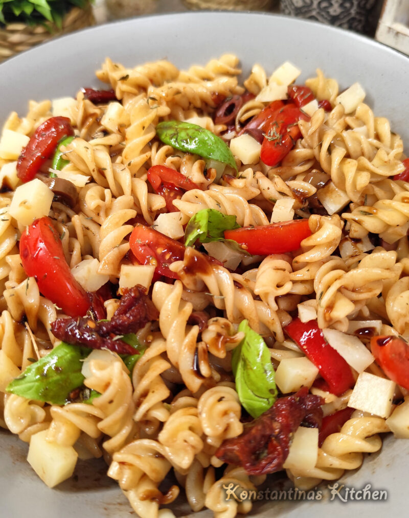 konstantinas-kitchen-droseri-makaronosalata-me-graviera-kai-liasti-ntomata